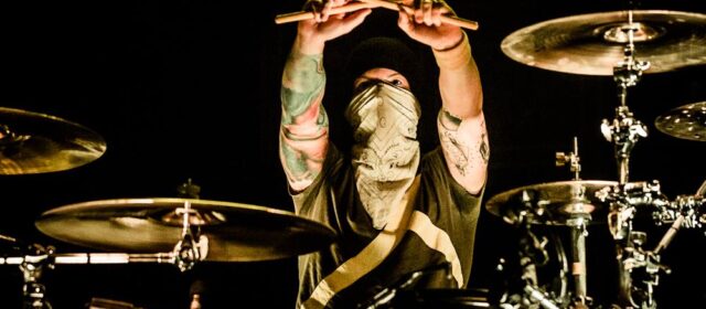 TWENTY ONE PILOTS : Une fan dérobe la grosse caisse de Josh