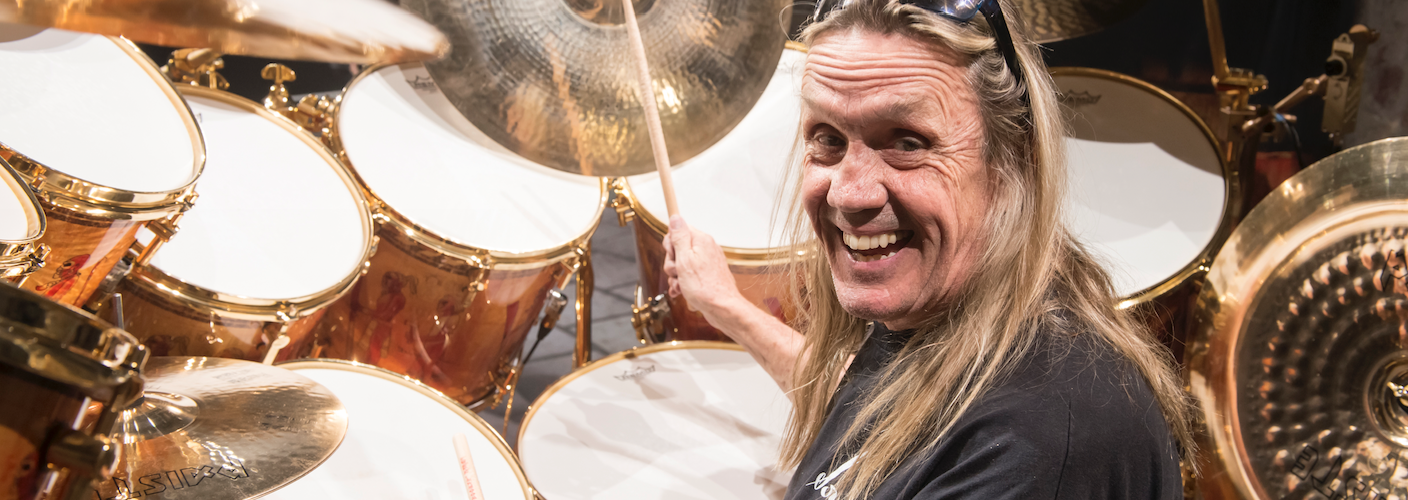 Nicko McBrain sur scène à Paris