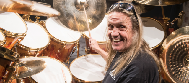 Nicko McBrain sur scène à Paris